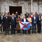 Manuel Ferreiro, en el centro, con los miembros de la lista de la UPL. DL