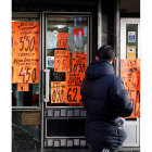 Un hombre pasa ante una tienda de comestibles en León. FERNANDO OTERO