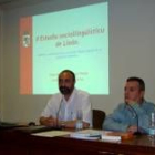 Enrique Soto y Xoxé Antón González, durante la clausura del curso