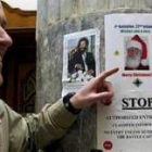 Un soldado estadounidense bromea con el cartel de Sadam Husein disfrazado de Papá Noel