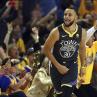Stephen Curry celebra su primer triple en la eliminatoria frente a los Pelicans.