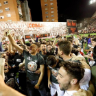 Jugadores y aficionados del Rayo celebran el ascenso a Primera en Vallecas el pasado mayo /