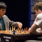 Wesley So, a la izquierda, cumplió la lógica en la primera semifinal del Magistral frente a Jan Krisztoszff Duda. FERNANDO OTERO PERANDONES