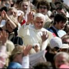 Benedicto XVI se mezcló ayer con la multitud reunida en la Plaza de San Pedro del Vaticano