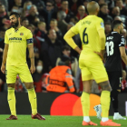 Albiol y Capoué, con gesto de resignación tras el segundo gol del Liverpool que deja la eliminatoria muy cuesta arriba para el Villarreal. POWELL