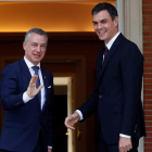 El presidente Pedro Sánchez recibió ayer en la Moncloa al lehendakari, Íñigo Urkullu. CHEMA MOYA
