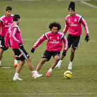 Carlo Ancelotti dirige el entrenamiento del Madrid de este martes, en la ciudad deportiva de Valdebebas.