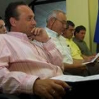 En primer plano, el alcalde de Molinaseca, Alfonso Arias, en el último pleno del Consejo del Bierzo