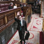 El adiós de Rajoy al salir del Congreso: la imagen icónica de la moción.
