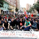 La protesta de los estudiantes de secundaria y universitarios, ayer por las calles de Ponferrada.