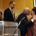 Gregorio Chamorro felicita a la nueva regidora. MARCIANO PÉREZ