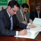 El presidente de Avescal, Fernando Freire, junto a Ángel Penas