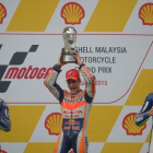Pedrosa celebra su victoria en el GP de Malasia, en la que Lorezo ha acabado segundo y Rossi, tercero.