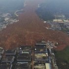 Una vista aérea muestra la gigante lengua de tierra que enguyó decenas de edificios tras el alud ocurrido este domingo en la ciudad de Shenzhen.