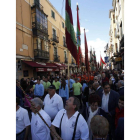 Los pendones, en su recorrido previo por la Calle Ancha.