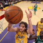 El jugador de los Lakers Pau Gasol disputa un rebote ante Garnett de los Celtics.