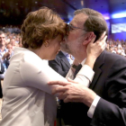 Rajoy se despide de Santamaría tras haber pronunciado su último discurso como presidente del PP, el viernes en el congreso del PP.