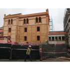La rehabilitación de la antigua fábrica Araú ya es visible, al irse retirando el andamiaje y las mallas de algunas fachadas.