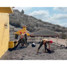 Efectivos del Ejército de Tierra retiran cenizas de tejados y azoteas en La Palma. UME