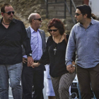 Ruth Ortiz llega acompañada por familiares al funeral.