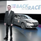 El presidente del Grupo PSA, Carlos Tavares, ha transmitido al presidente del Gobierno, Mariano Rajoy, un mensaje de tranquilidad por la compra de Opel por el consorcio francés, y ha asegurado que la empresa cumplirá en su totalidad los acuerdos firmados