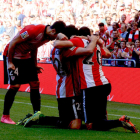 Los jugadores del Athletic celebran su segundo gol.