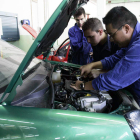 Alumnos de FP hacen prácticas en un automóvil .