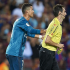Momento en el que Cristiano Ronaldo empuja a De Burgos en el Camp Nou.
