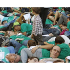 Un niño sobresale entre las numerosas personas ataviadas con camisetas verdes que han escenificado hoy en el centro de Madrid la "muerte" de la Enseñanza pública.