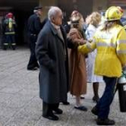 Los bomberos tuvieron que evacuar a numerosas personas del edificio que sufrió el incendio