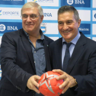 Manolo Cadenas junto al presidente de la Confederación Argentina de Balonmano, Mario Moccia. MERESMAN