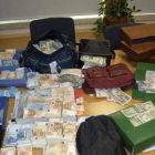 Imagen facilitada por la Policía Nacional del 1,2 millón de euros que el electricista detenido por el robo del Códice Calixtino guardaba en bolsas y archivadores