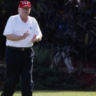 Donald Trump jugando a golf, deporte al que ha dedicado 94 días en el último año.