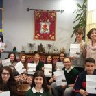Los alumnos muestran orgullosos la misiva del papa. DL