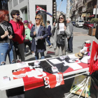 Javier Álvarez posa con una bandera del Bierzo. DL