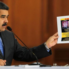 Maduro muestra una foto de Oswaldo Valentín García Palomo, uno de los responsables a los que acusa de la autoría del atentado.