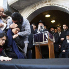 La madre y la hermana de Yoav Hattab junto a su cuerpo.