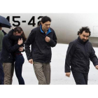 Antonio Pampliega (abrazando a un familiar), José Manuel López y Ángel Sastre a su llegada esta mañana a la Base äerea de Torrejón de Ardoz, en Madrid,