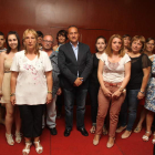 El presidente del Consejo, en el centro, posa con los promotores y las seguidoras del curso.