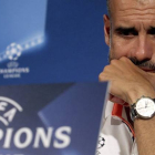 El entrenador español del Bayern Múnich, Josep Guardiola, ofrece una rueda de prensa en Atenas, Grecia.