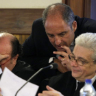Francisco Camps (de pie), charla con su abogado, Javier Boix, durante el juicio contra él.