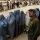 Hombres y mujeres hacen colas separadas, como ya estaba previsto, para votar en Kabul