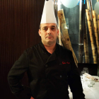 Fausto Cuesta en el comedor de su restauranteLas Termas.
