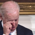 El vicepresidente Joe Biden, emocionado al recibir la condecoración de la mano de Obama.