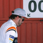 El piloto español de McLaren Honda Fernando Alonso tras la tercera sesión de clasificación del GP de España.