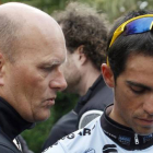 Bjarne Riis junto al ciclista Alberto Contador.