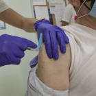 Una persona recibe una vacuna. J. M. GARCÍA