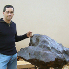 José Vicente Casado con uno de sus meteoritos.