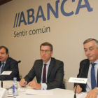 El consejero de Abanca, Francisco Botas, Núñez-Feijóo y el director de Funcas, Carlos Ocaña. XOÁN REY
