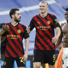 Rodrygo y Vinicius se saludan con Silva y Haaland tras el partido en el Bernabéu. RODRIGO JIMENEZ